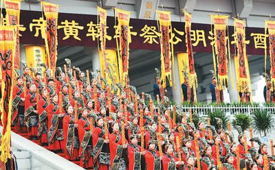图为4月4日,演员在公祭轩辕黄帝典礼上表演黄帝祭典乐舞.