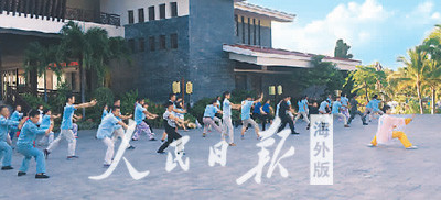 图为沈腾飞(右一)在教学员练习武术。 沈腾飞出生在武术世家。他在俄罗斯学习时感受到当地人对中国功夫的热情,因此准备从事与武术相关的创业项目。 图为沈腾飞(右一)在教学员练习武术。 沈腾飞出生在武术世家。他在俄罗斯学习时感受到当地人对中国功夫的热情,因此准备从事与武术相关的创业项目。
