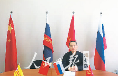 颜龙创立“一带一路”俄罗斯网络直播电视台。图为他在直播桌前准备录制。 颜龙创立“一带一路”俄罗斯网络直播电视台。图为他在直播桌前准备录制。
