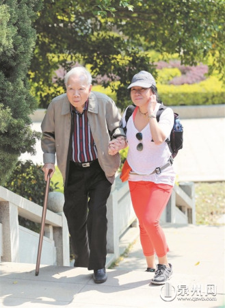 85岁老者在女儿搀扶下为母亲扫墓(庄丽祥/摄) 85岁老者在女儿搀扶下为母亲扫墓(庄丽祥/摄)
