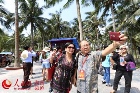 嘉宾在好圣村合影留念。