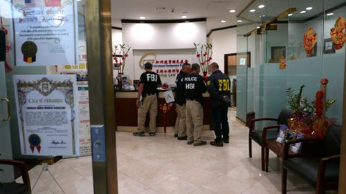 联邦机构突袭搜捕华人移民诈骗机构。(美国《世界日报》/李雪 摄) 联邦机构突袭搜捕华人移民诈骗机构。(美国《世界日报》/李雪 摄)