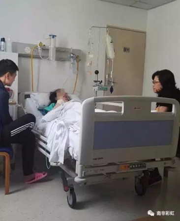 吴少康太太朱丽丽再次到医院看望余萍。（南非华人网）