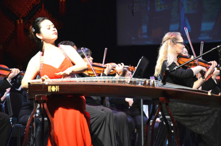 2015年夏菁在美国与钱德勒交响乐团首演管弦乐队版《彝族舞曲》