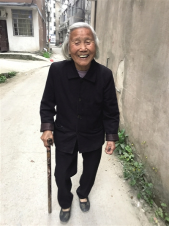 104岁的陈宣翠老人腿脚灵便，头上还有不少黑发，得知我们前来拜访，老人拄着拐杖快步带路。朝丹 摄