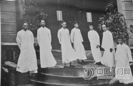 景堂图图书馆第一批工作人员合影。 景堂图图书馆第一批工作人员合影。