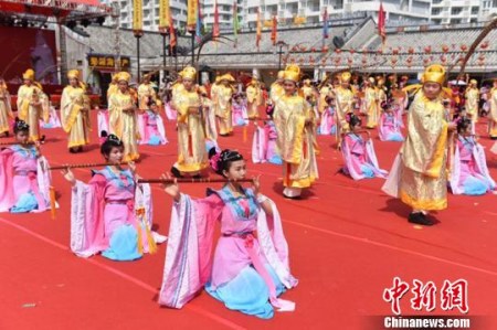 广东惠东巽寮第六届妈祖文化旅游节民俗表演。　黄少卿　摄