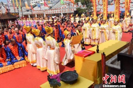 广东惠东巽寮第六届妈祖文化旅游节祭拜妈祖仪式。黄少卿 摄 广东惠东巽寮第六届妈祖文化旅游节祭拜妈祖仪式。黄少卿 摄