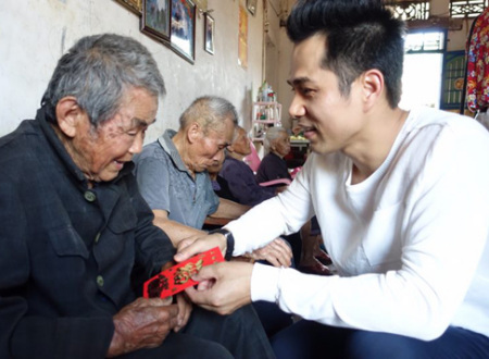 吉飞龙向103岁老人张天石发放慰问金