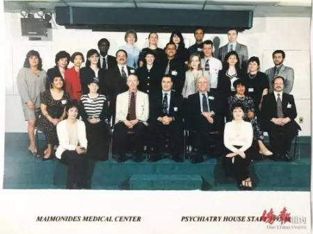 1997年开始实习的陈张栩医生(三排左三)是玛摩利医院精神心理科有史以来录用的第一名华人医生。(陈张栩提供) 1997年开始实习的陈张栩医生(三排左三)是玛摩利医院精神心理科有史以来录用的第一名华人医生。(陈张栩提供)