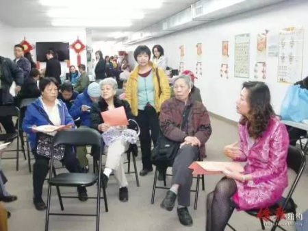 陈张栩医生于2012年为华裔耆老们举办心理健康讲座。