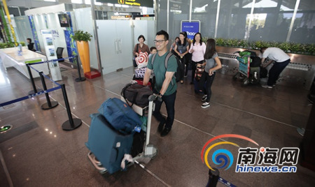 林汉生教授亲属走出机场。南海网记者 刘洋 摄