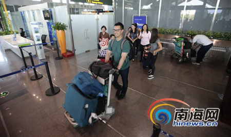 林汉生教授亲属走出机场。南海网记者 刘洋 摄 林汉生教授亲属走出机场。南海网记者 刘洋 摄