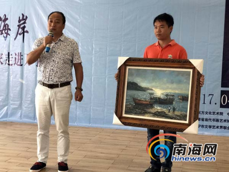 著名油画家赵新颖向万宁赠送画作。