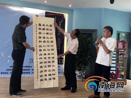 著名书法家刘德臣向万宁市委宣传部赠送了书法作品。
