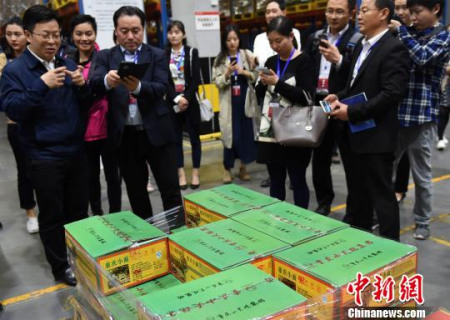 图为华文媒体参观重庆西部物流园参观一货品分拣仓库，为重庆小面点赞。　周毅 摄