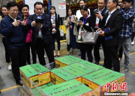 图为华文媒体参观重庆西部物流园参观一货品分拣仓库,为重庆小面点赞。 周毅 摄 图为华文媒体参观重庆西部物流园参观一货品分拣仓库,为重庆小面点赞。 周毅 摄