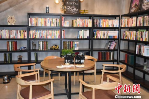 海外华文媒体高层在众创E家参访。 周毅 摄 海外华文媒体高层在众创E家参访。 周毅 摄