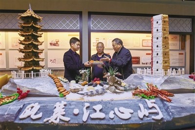 胡进盛(中)与叶国光(右)探讨经典瓯菜。 胡进盛(中)与叶国光(右)探讨经典瓯菜。