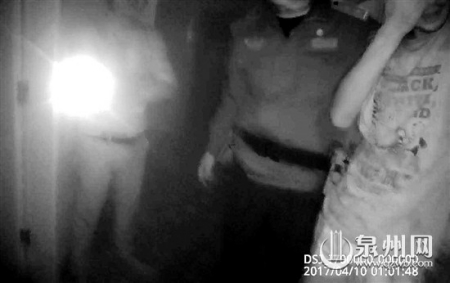 小王(右)被民警及时救出 小王(右)被民警及时救出