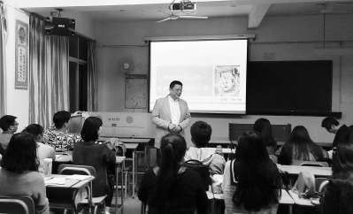 来自台湾中台科技大学的张桓忠教授在给妈祖班学生介绍台湾的妈祖信俗。