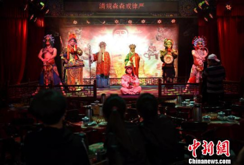 海外华文媒体高层在重庆磁器口听戏。 周毅 摄 海外华文媒体高层在重庆磁器口听戏。 周毅 摄