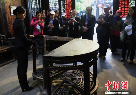 海外华文媒体高层在古镇内的参观钟家院。 周毅 摄 海外华文媒体高层在古镇内的参观钟家院。 周毅 摄