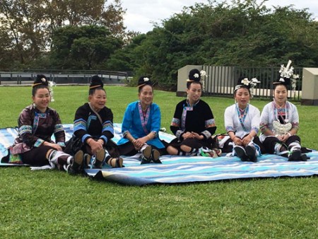 侗族与恩马结热两组歌手席地而坐，进行彩排前的练习。