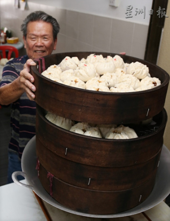 制包师傅戴钦华制包数十年,技艺纯熟。 制包师傅戴钦华制包数十年,技艺纯熟。