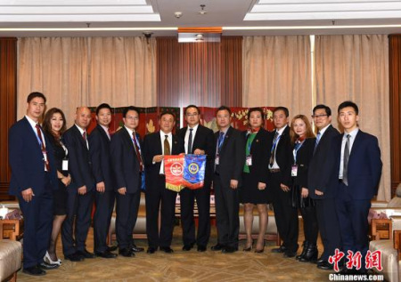 4月10日,国务院侨务办公室副主任郭军(中)在北京会见了以刘卓华为团长的美国香港总商会代表团一行。 <a target='_blank' href='http://www.chinanews.com/'>中新社</a>记者 张勤 摄 4月10日,国务院侨务办公室副主任郭军(中)在北京会见了以刘卓华为团长的美国香港总商会代表团一行。 <a target='_blank' href='http://www.chinanews.com/'>中新社</a>记者 张勤 摄