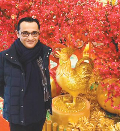 谢夫林感受中国鸡年新春的喜气。 资料图片 谢夫林感受中国鸡年新春的喜气。 资料图片