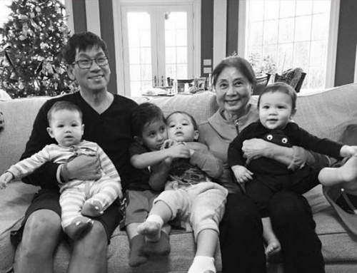 图为陶大卫夫妇与四个孙子孙女的合影。 图为陶大卫夫妇与四个孙子孙女的合影。