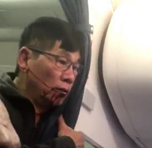 图为69岁的陶大卫在美联航航班上被施暴拖行。