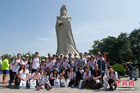 资料图:台湾青年参访湄洲妈祖祖庙时合影。 <a target='_blank' href='http://www.chinanews.com/'>中新社</a>记者 陈小愿 摄 资料图:台湾青年参访湄洲妈祖祖庙时合影。 <a target='_blank' href='http://www.chinanews.com/'>中新社</a>记者 陈小愿 摄