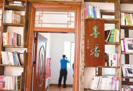 万宁市一个乡村里的书屋，特色文化也成了村里最潮的部分。