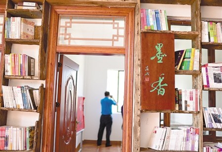 万宁市一个乡村里的书屋,特色文化也成了村里最潮的部分。 万宁市一个乡村里的书屋,特色文化也成了村里最潮的部分。