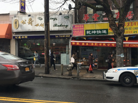 布鲁克林8大道牌楼目前只需要消防栓、电线杆和路灯转移到别处,牌楼工程便可展开。(记者王靖雯/摄影) 布鲁克林8大道牌楼目前只需要消防栓、电线杆和路灯转移到别处,牌楼工程便可展开。(记者王靖雯/摄影)