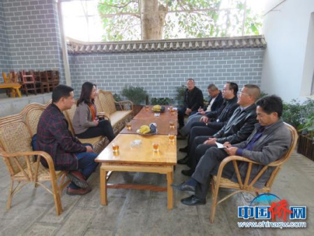 图为郭萃在昌宁县柯街镇调研座谈。杜加寿 摄 图为郭萃在昌宁县柯街镇调研座谈。杜加寿 摄