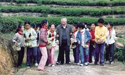 青青茶园里，周大风先生和孩子们一边采茶，一边唱起了《采茶舞曲》。