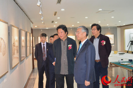 嘉宾欣赏作品展。(人民网记者 周轩 摄) 嘉宾欣赏作品展。(人民网记者 周轩 摄)