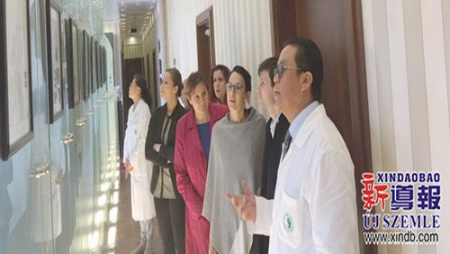 匈牙利岐黄中医药中心主席陈震博士(右一)携中医专家们向“洋博士们”展示中药标本。