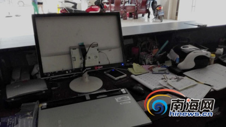文昌锦山镇毓敏商务宾馆前台的电脑液晶显示器被砸坏。( 酒店方供图)