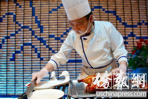 眉州东坡的烤鸭有特色，一位师傅在片烤鸭肉。(侨报记者邱晨摄)