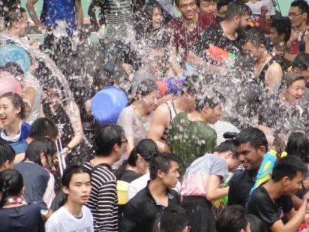 泼水狂欢 泼水狂欢