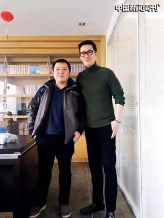 2016年12月30日，赖静平（左）出差北京，顺道拜访了网络作家唐家三少，两人在唐家三少的办公室留影。赖静平的团队正在翻译该作家的作品《斗罗大陆2、3》。图｜受访者提供