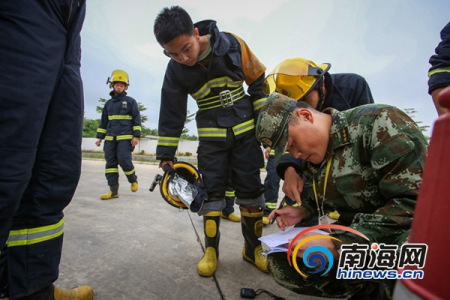 4月13日，万宁消防战士迎来了大练兵考为了准备“期中考试”。