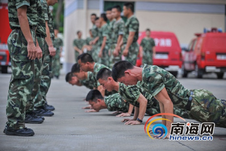 万宁消防战士勤加苦练体能。 万宁消防战士勤加苦练体能。