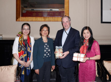 梁黎明副省长向麦克·贝茨勋爵伉俪赠送家乡名茶和浙江省资料。