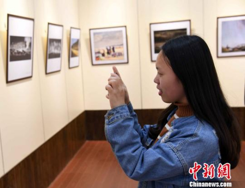 《读图时代》——福建省华侨摄影学会摄影作品系列展首展,共展出福建省华侨摄影学会的摄影作品共60多幅,摄影家们以独特的视角,记录下西藏、新疆的美好瞬间和发展的崭新风貌。 刘可耕 摄 《读图时代》——福建省华侨摄影学会摄影作品系列展首展,共展出福建省华侨摄影学会的摄影作品共60多幅,摄影家们以独特的视角,记录下西藏、新疆的美好瞬间和发展的崭新风貌。 刘可耕 摄