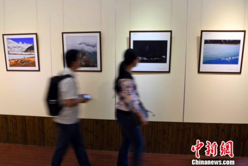 此次影展共展出福建省华侨摄影学会的摄影作品共60多幅,摄影家们以独特的视角,记录下西藏、新疆的美好瞬间和发展的崭新风貌。 刘可耕 摄 此次影展共展出福建省华侨摄影学会的摄影作品共60多幅,摄影家们以独特的视角,记录下西藏、新疆的美好瞬间和发展的崭新风貌。 刘可耕 摄